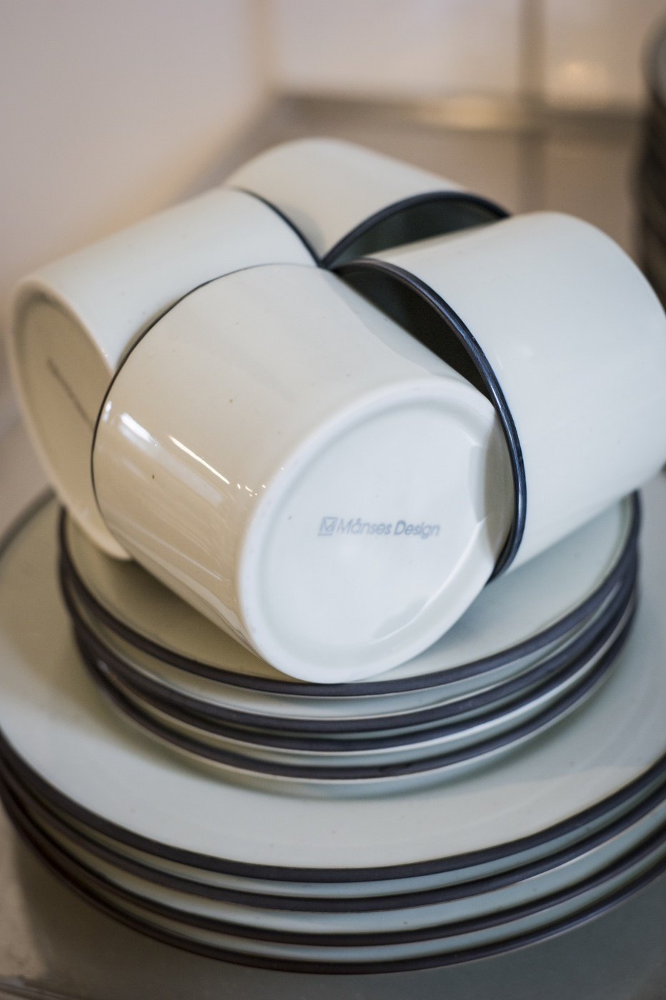 Coffee cup with saucer brown line