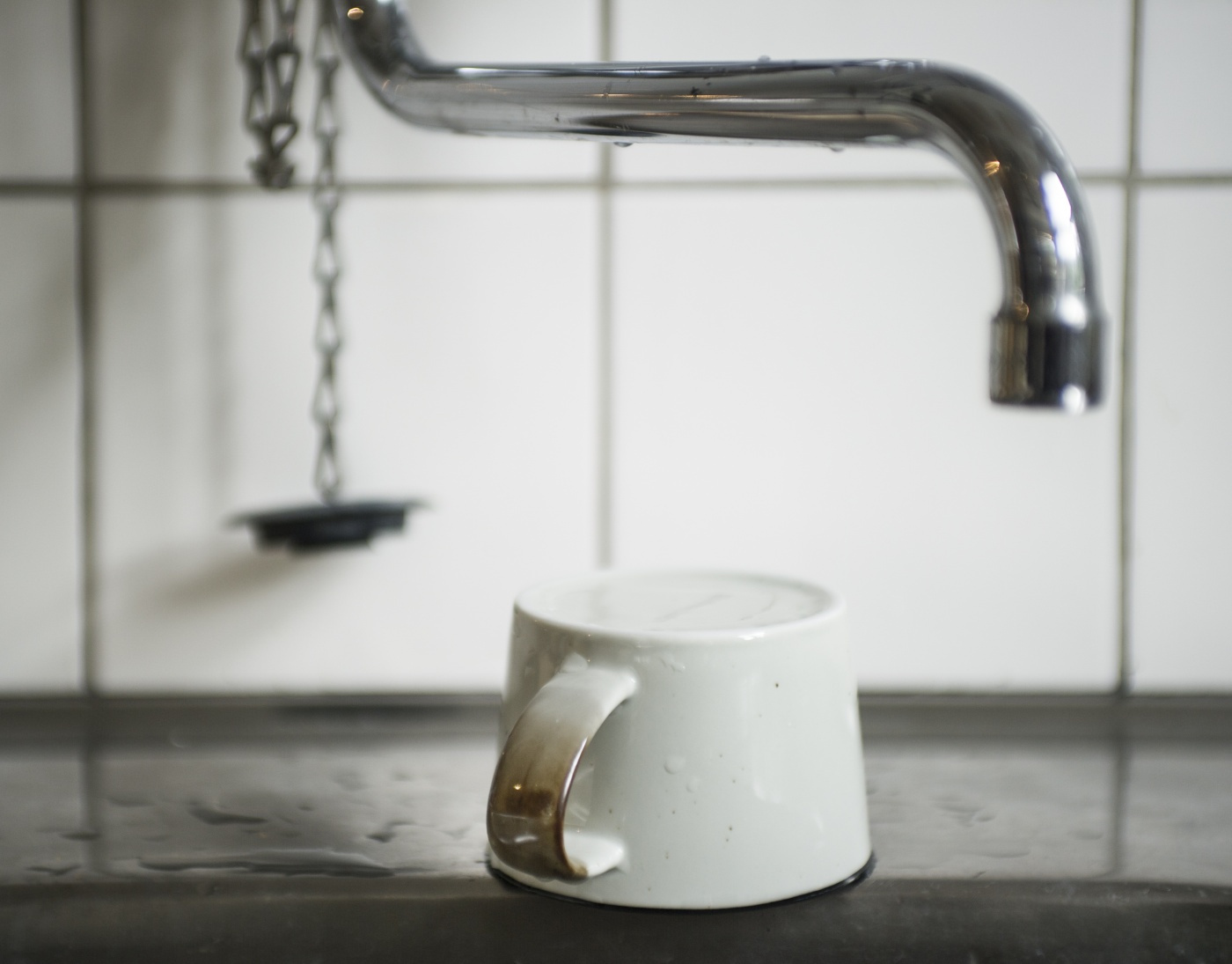 Coffee cup with saucer brown line