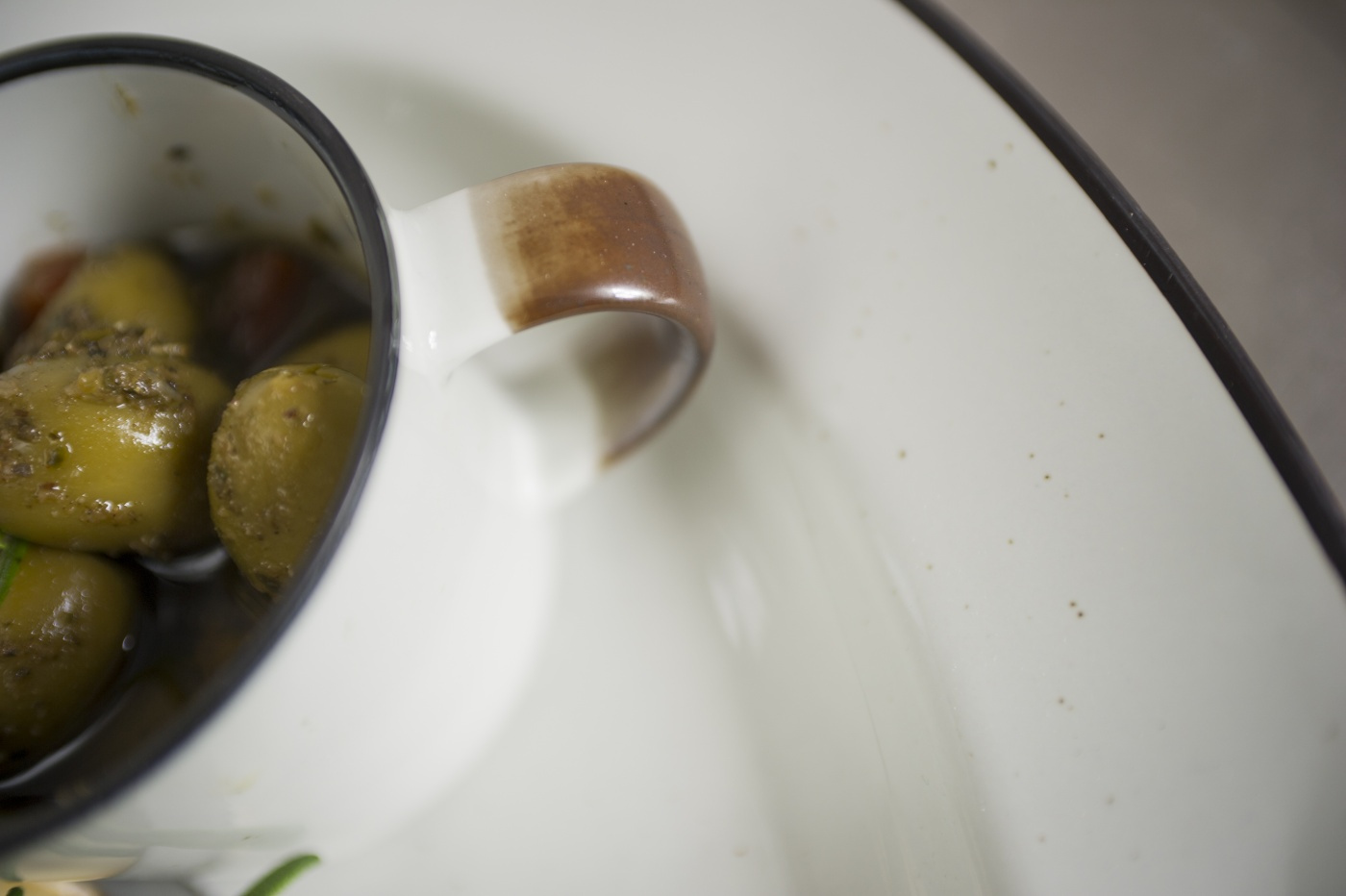 Coffee cup with saucer brown line