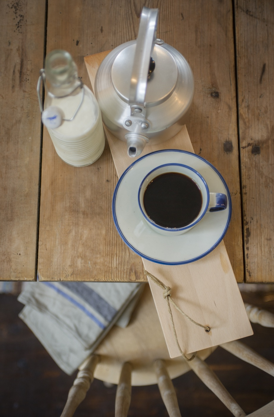 Coffee cup with saucer blue line