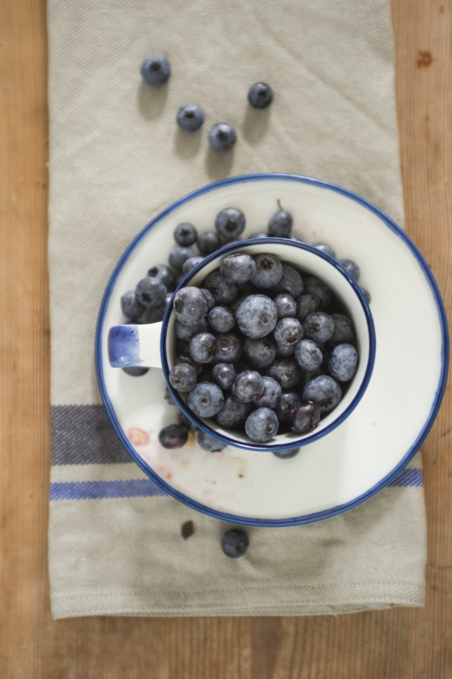 Coffee cup with saucer blue line