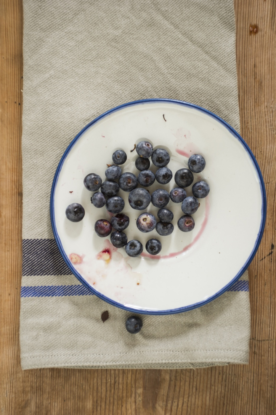 Coffee cup with saucer blue line